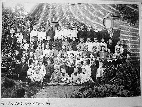 Elever foran Egå Skole i 1916